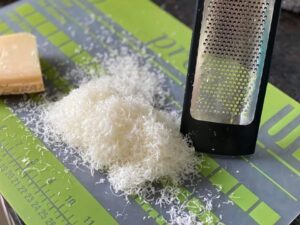 Parmesan gerieben
