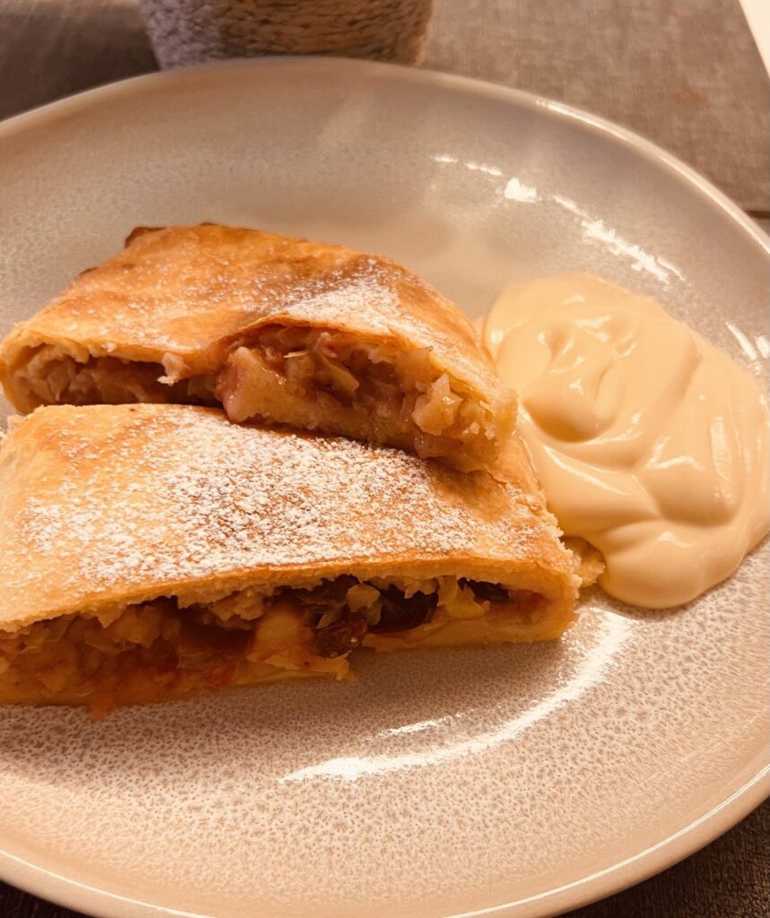Apfelstrudel mit Topfenteig